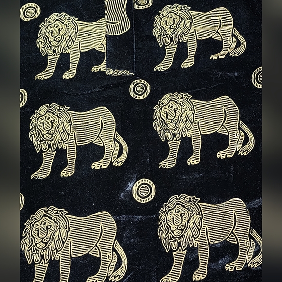 Seyimark Elegant Black and Gold Lion Print Men's Top - Picture 4 of 12